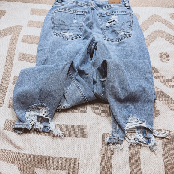 AE mom Jean stretch heavily distressed light wash 0 short - Picture 6 of 6